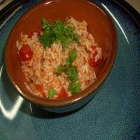 Steamed Long Grain Rice With Tomato and Garlic image