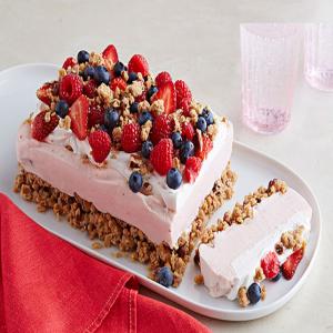 Postre helado de yogur con fresas, frambuesas y moras image