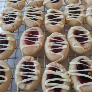 Raspberry Shortbread with a White Chocolate Drizzl_image