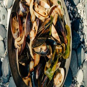 Stout-Steamed Clams and Mussels with Charred Onions_image