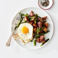 Fried Egg with Asparagus-Potato Hash_image