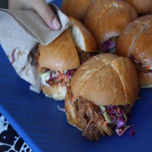On the Plain Pulled Pork Sandwiches for Tailgating_image
