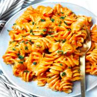 Fusilli with Roasted Red Pepper Sauce_image