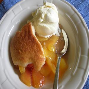 Simple Bisquick Peach Cobbler_image