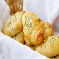Easy Garlic Butter Cheesy Crescent Rolls_image