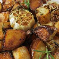 Rosemary Potatoes with Roasted Heads of Garlic_image