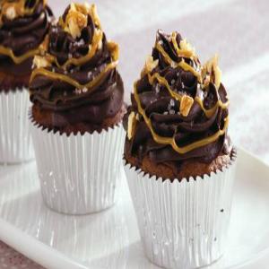 Salted Turtle Cupcakes_image