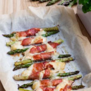 Keto prosciutto-wrapped asparagus with goat cheese_image