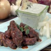 Hot Wings with Blue Cheese-Yogurt Sauce_image