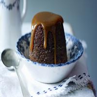 Individual sticky toffee puddings with toffee sauce_image