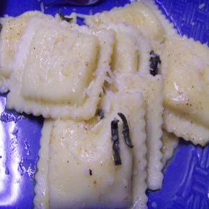 Ravioli With Brown Butter and Sage Sauce_image