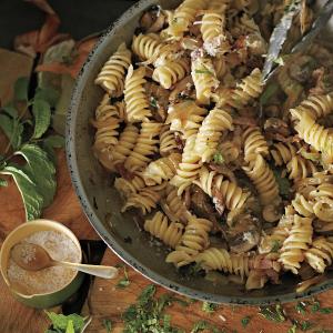 Fusilli with Bacon, Onions, and Mushrooms_image