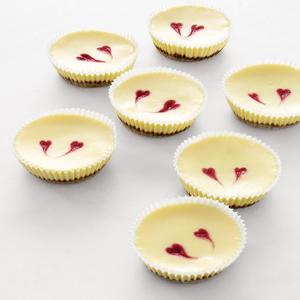 Cheesecakes with Raspberry Hearts_image