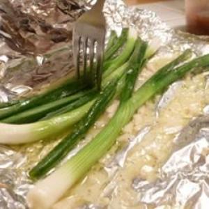 Steam-Grilled Green Onions image