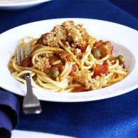 Pesto & tomato pasta with crispy crumbs image