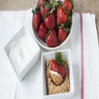 Fresh Strawberries with Brown Sugar Cinnamon Dip_image