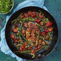 Roasted chicken breast with cherry tomatoes and asparagus_image