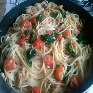 Spaghetti With Chicken Sausage, Spinach, and Grape Tomatoes_image