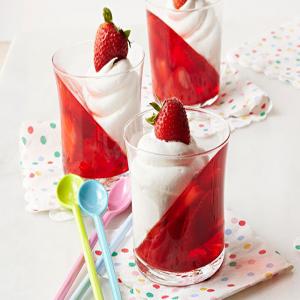 Parfaits de gelatina Jell-O de fresa_image
