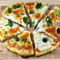 Four Cheese White Broccoli Pizza (Easy)_image