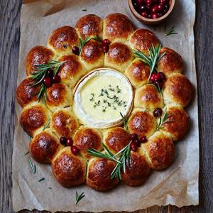 Festive filled brioche centrepiece with baked camembert_image