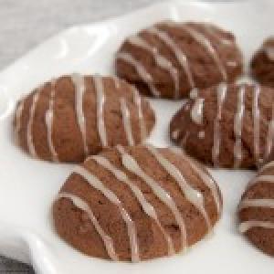 Hot Chocolate Cookies with Marshmallow Glaze_image