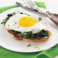 Easy Eggs Florentine with Baby Spinach and Goat Cheese_image