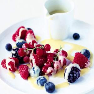Iced berries with hot chocolate sauce_image