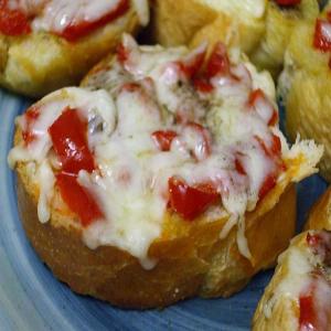 Mozzarella and Roasted Red Pepper Toasts_image