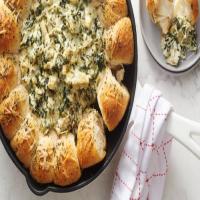 Cheesy Herbed Pull-Aparts with Spinach-Artichoke Dip_image
