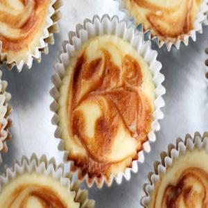 Caramel Swirl Cheesecake Cupcakes Recipe - (4.7/5)_image