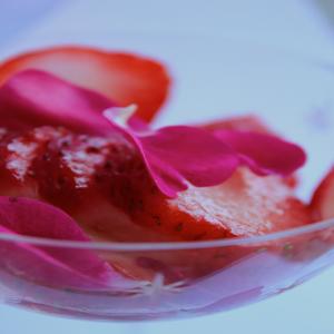 Strawberries With Champagne and Roses_image