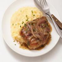 Smothered Pork Chops and Grits_image