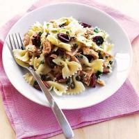 Bows with tuna, olives & capers image