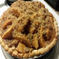 Caramel Apple Pie With Crunchy Crumb Topping_image