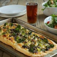 White Pizza with Broccoli and Mushrooms_image