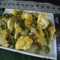 Cauliflower and Green Pea Curry_image