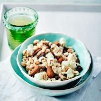 Almond, raisin & popcorn trail mix_image
