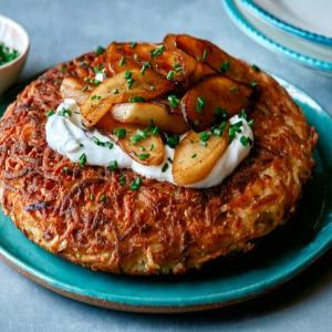 Pan-Fried Giant Latke with Caramelized Apples and Sour Cream_image
