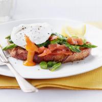 Asparagus, smoked trout and poached egg on toast_image