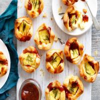 Baked Brie Puffs with Fruit Chutney_image