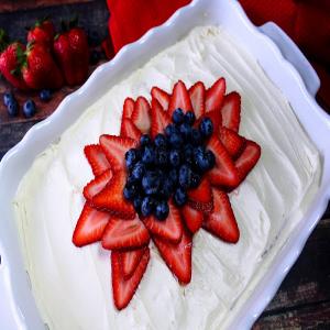 Nonna Rosa's Cream Cake With Fresh Strawberries_image