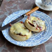 Crumpets With Cheese & Bacon_image