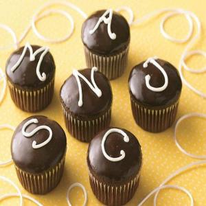 Monogrammed Cream-Filled Cupcakes_image