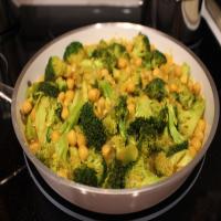 Chickpeas and Broccoli Coconut Curry_image