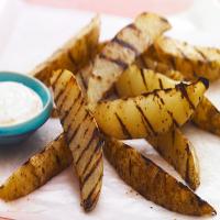 Grilled Steak Fries with Spicy Blue Cheese Dipping Sauce_image