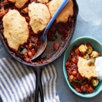 Vegetarian Skillet Chili Topped with Cornbread_image