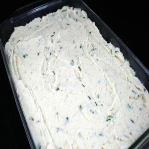 Make Ahead Mashed Potatoes With Roasted Garlic and Chives_image