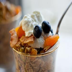 Olive Oil Granola With Dried Apricots and Pistachios_image