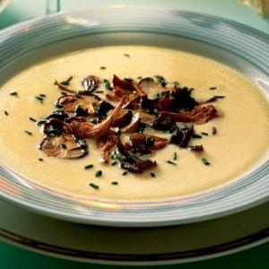Cream of cauliflower soup with sautéed wild mushrooms_image